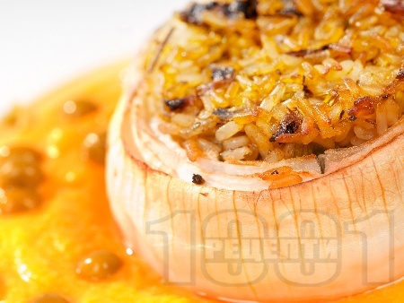 Печен пълнен лук с ориз и гъби печурки на фурна - снимка на рецептата